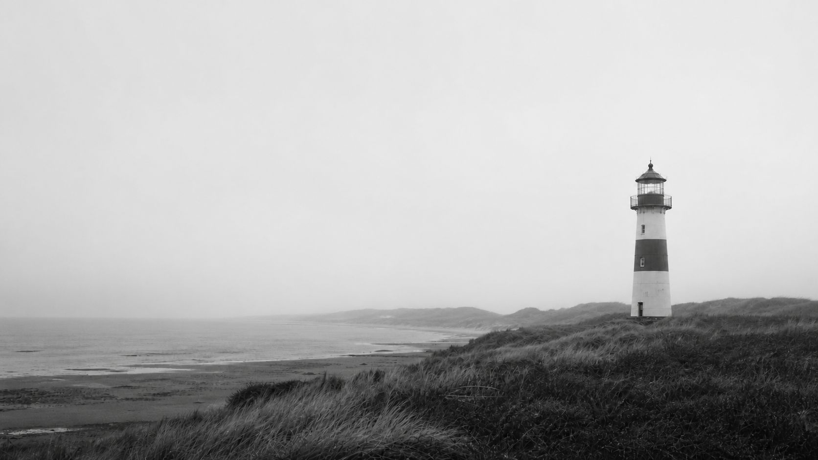Leuchtturm an der norddeutschen Küste in ruhiger, nebliger Landschaft
