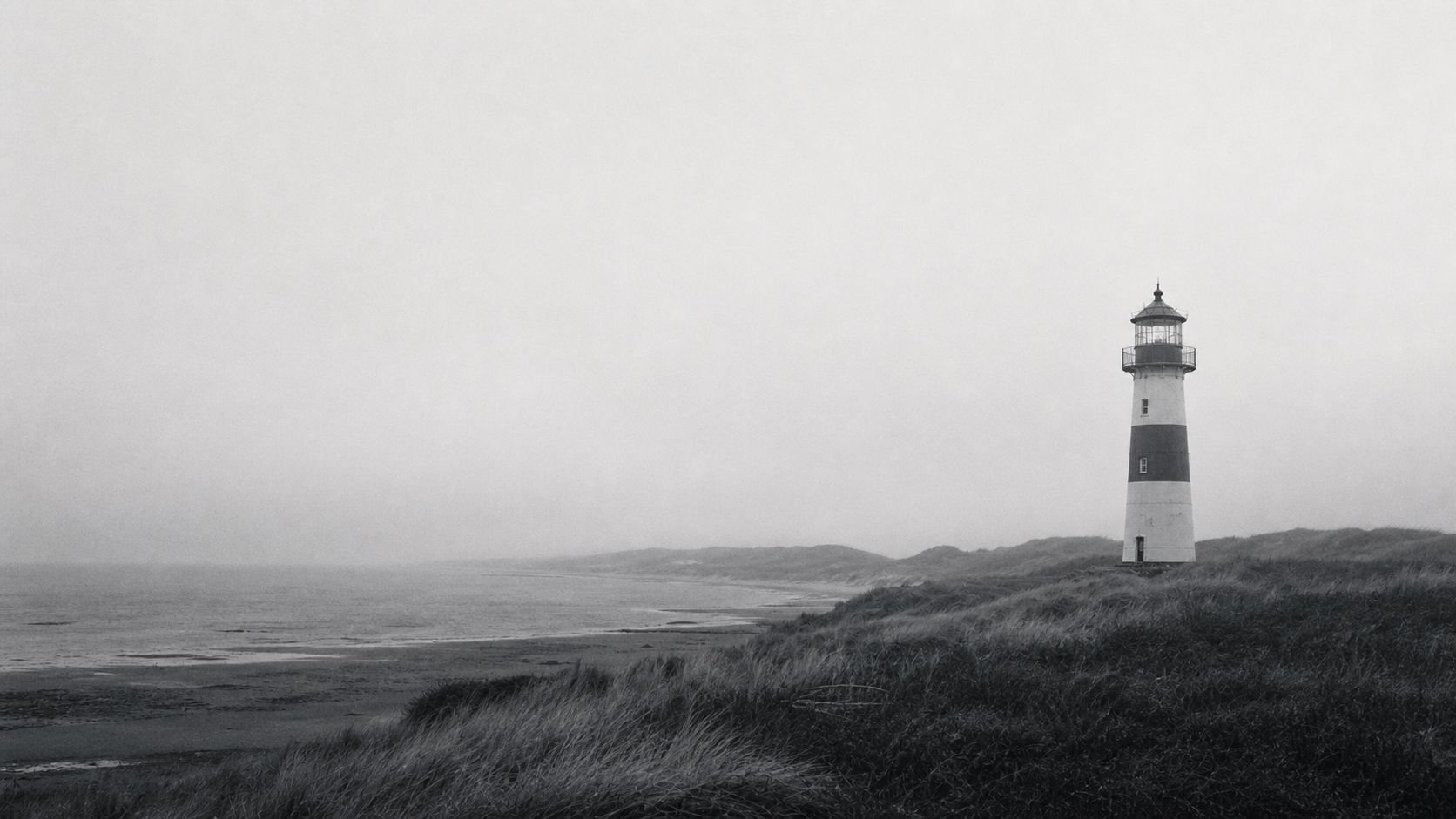 Leuchtturm an der norddeutschen Küste in ruhiger, nebliger Landschaft